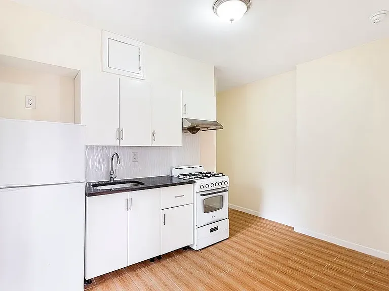 52 Henry St #5RE — Photo 1