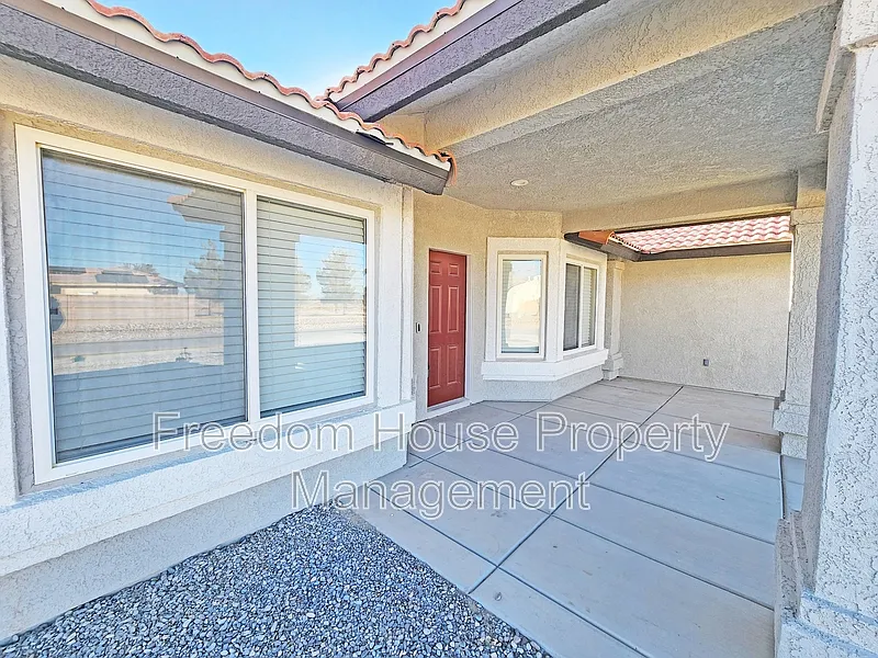 4 bed, 2.5 bath, 2311 sqft, $2,236 — Photo 4