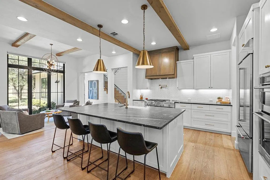 4 bed, 4.5 bath, 3993 sqft, $9,500 — Photo 4