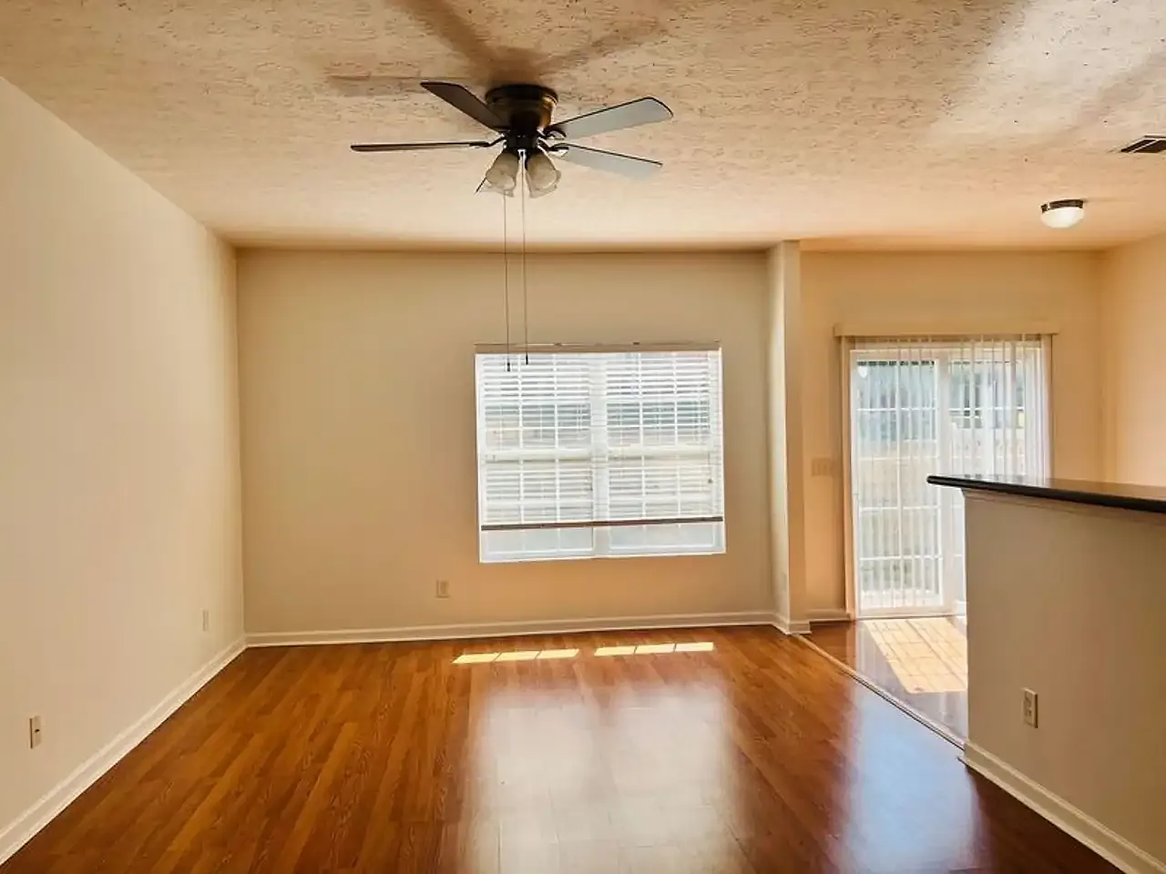 3 bed, 2.5 bath, 1574 sqft, $2,000 — Photo 3