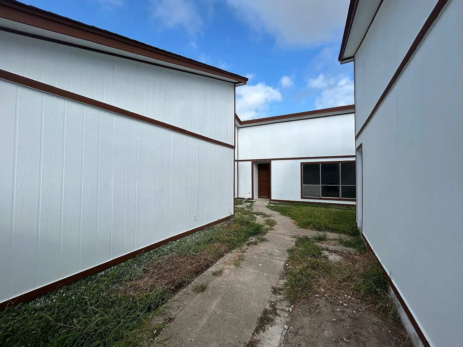 3 bed, 2.0 bath, 1708 sqft, $1,875 — Photo 2