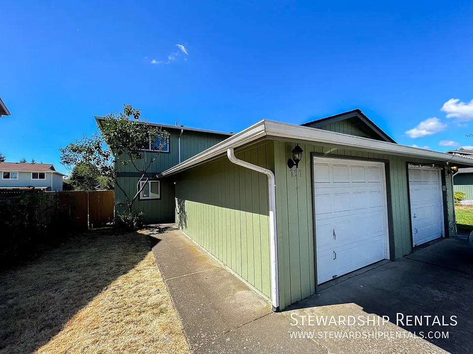 757 N Cloverleaf Loop