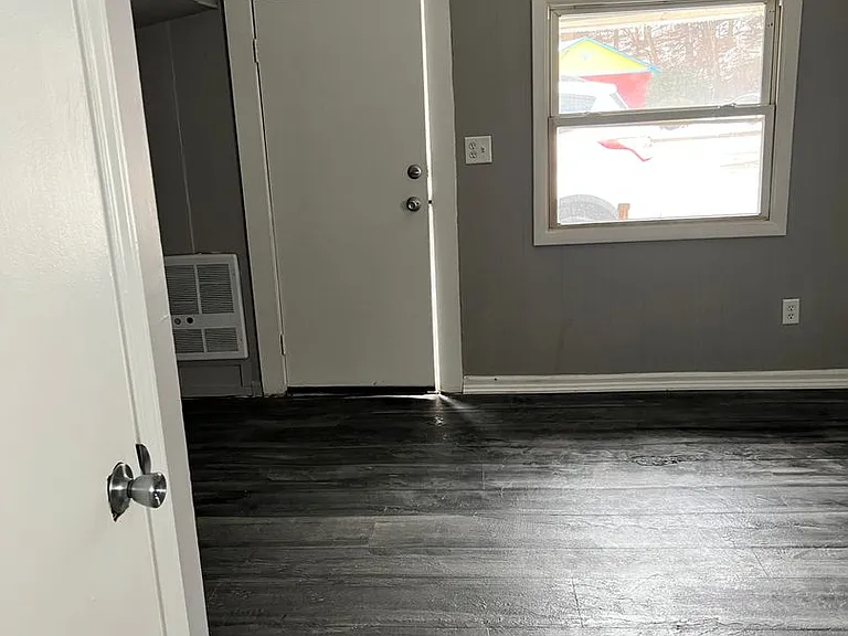 1617 Ferry St — Photo 3