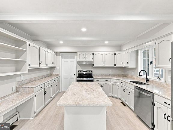 3rd image of 405 Colin Ln NW