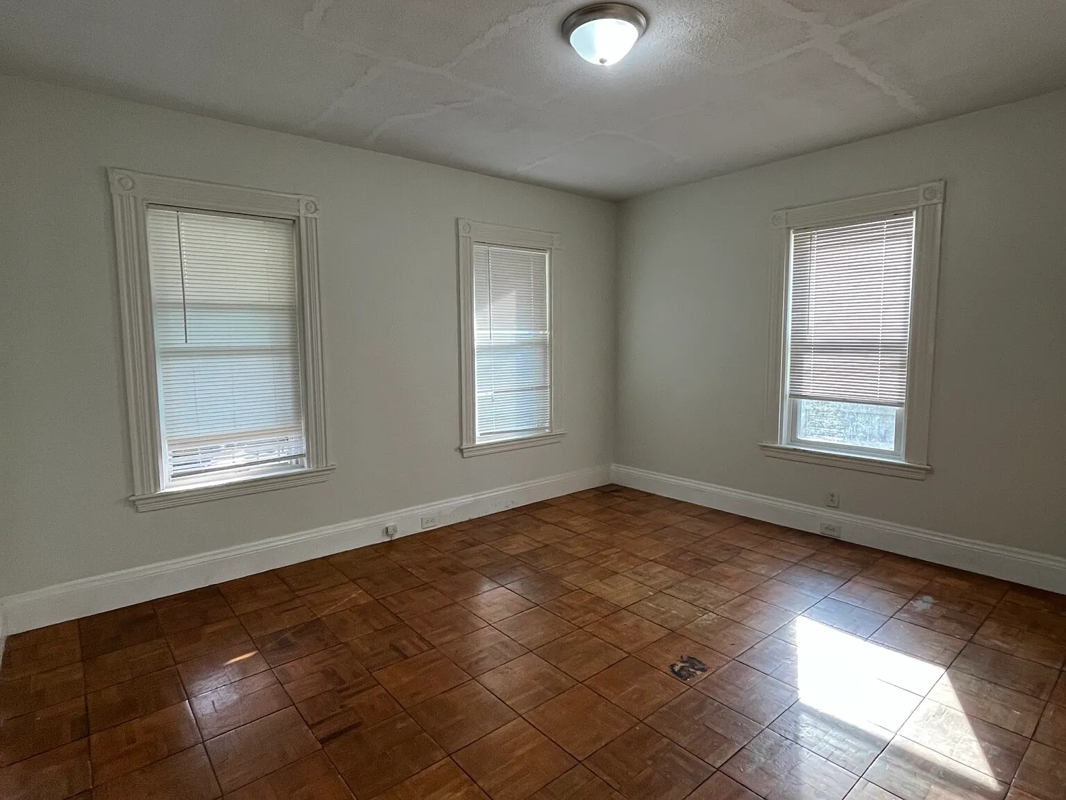 4 bed, 1.0 bath, 1400 sqft, $4,000 — Photo 4