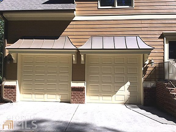 OVERSIZED DOUBLE GARAGE WITH BOTH INNER AND OUTER DOORS TO KITCHEN AREA