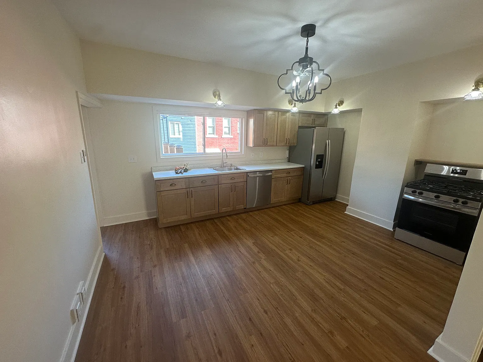 3 bed, 2.5 bath, 1900 sqft, $2,000 — Photo 4