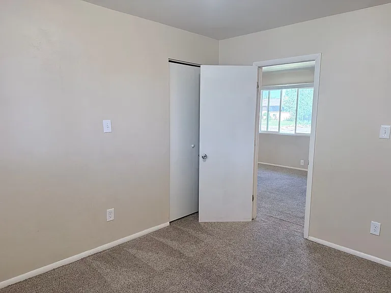 1938 Berkshire Ln — Photo 10