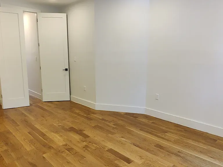556 Bainbridge St #2L — Photo 8