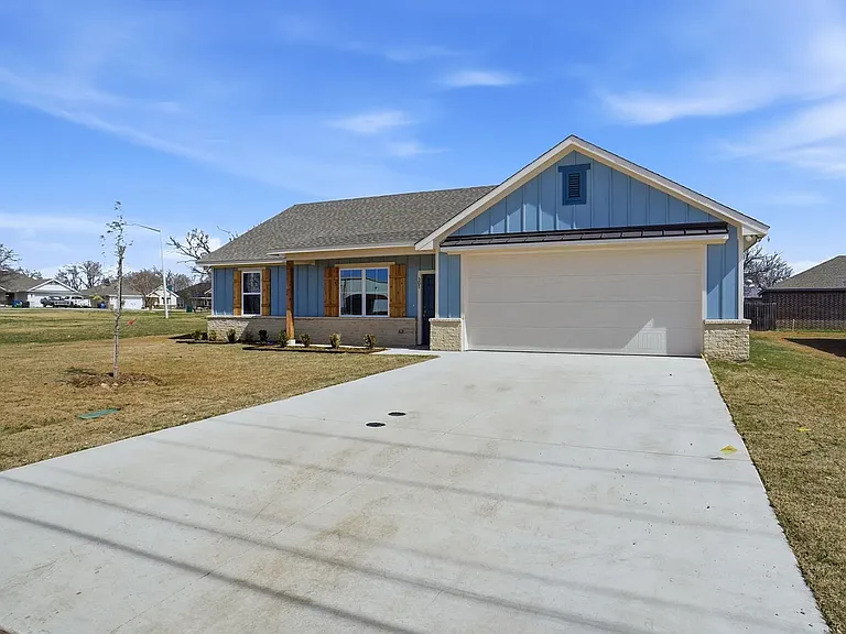307 Railroad Ave — Photo 2