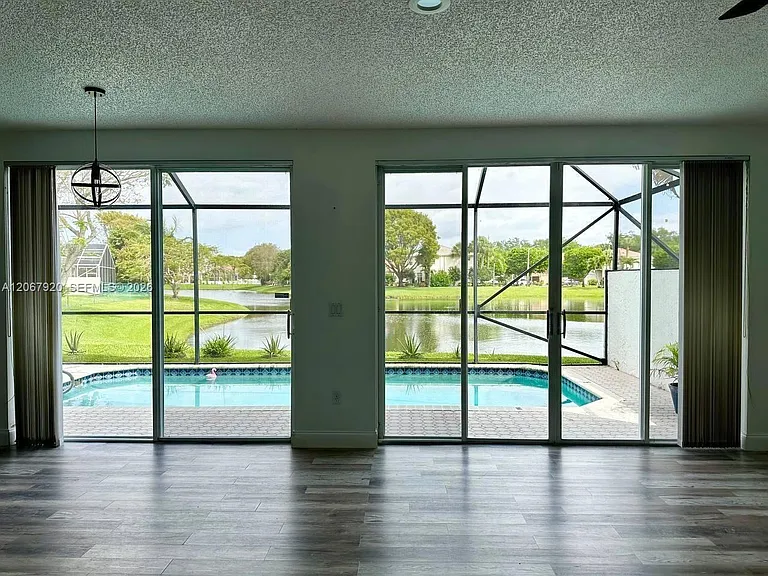 7647 Rockport Cir — Photo 10