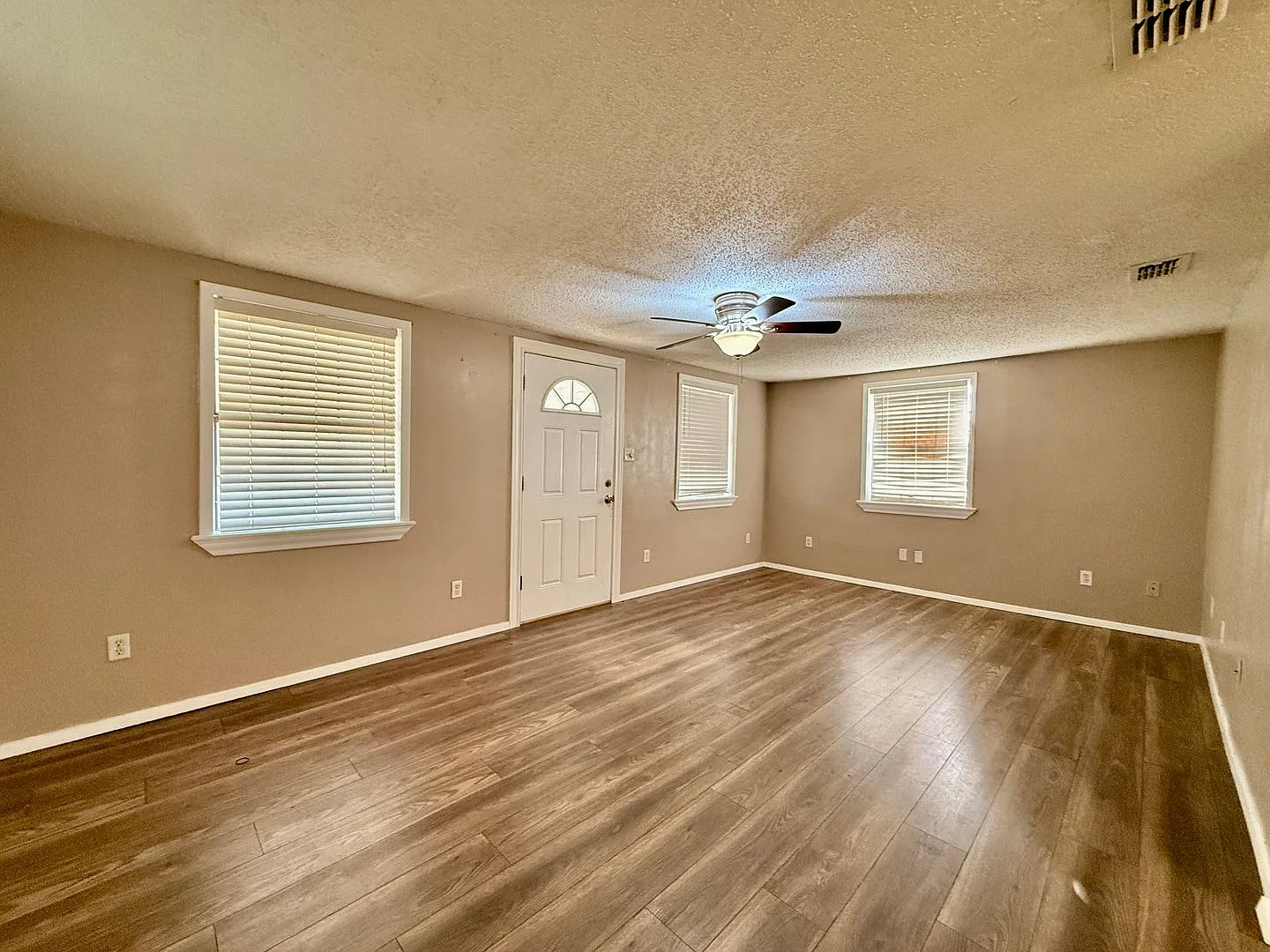 Large 2/2 Single Family Home in White Oak! — Photo 3