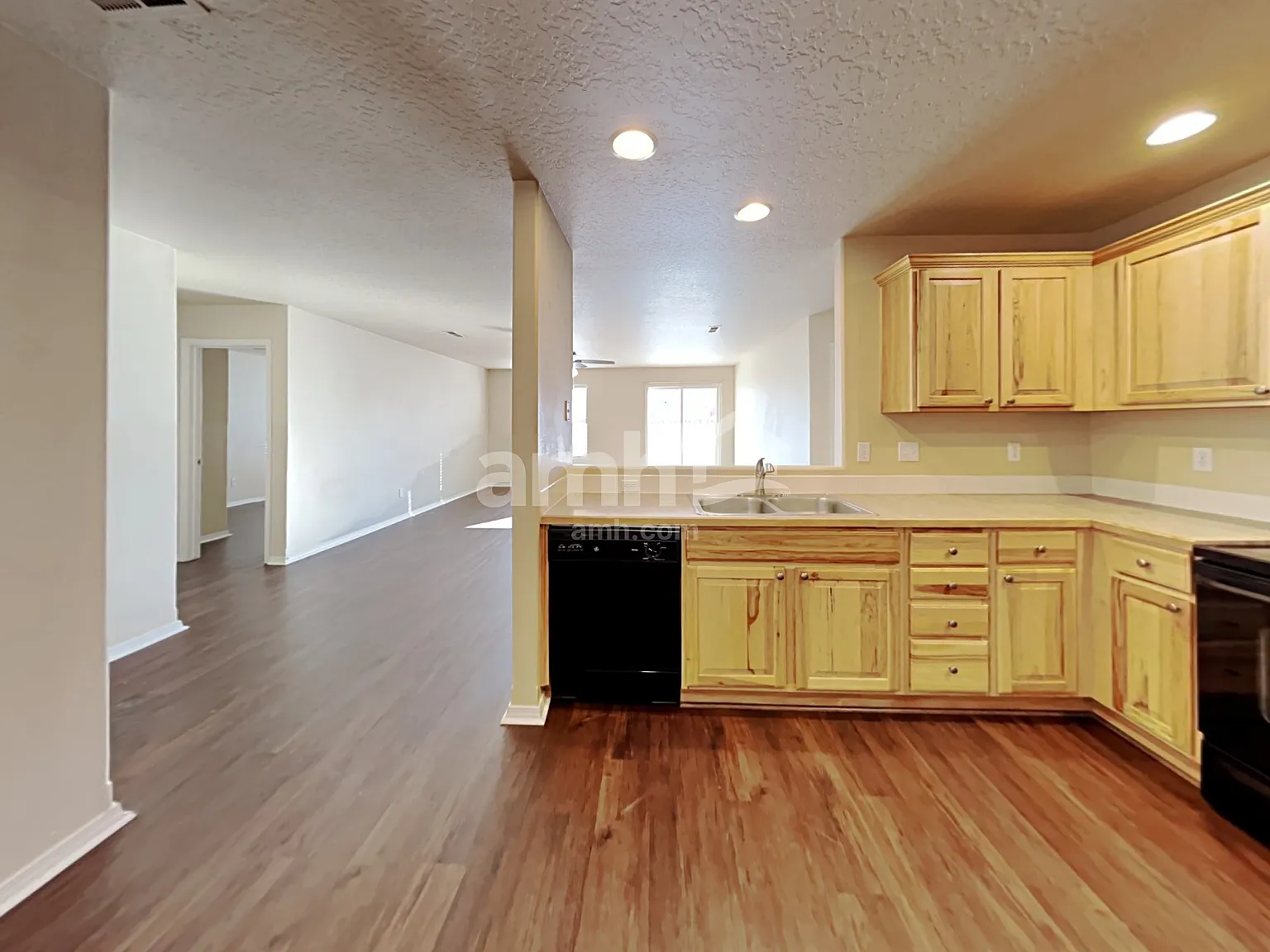 3 bed, 2.0 bath, 1400 sqft, $2,285 — Photo 4