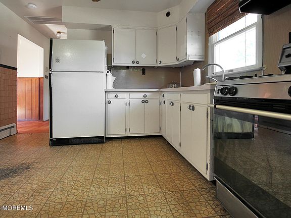 5th image of 429 Seaman Avenue
