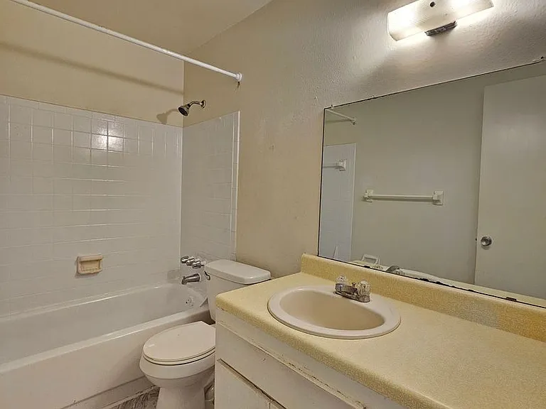 209 NW Jefferson Cir N — Photo 11