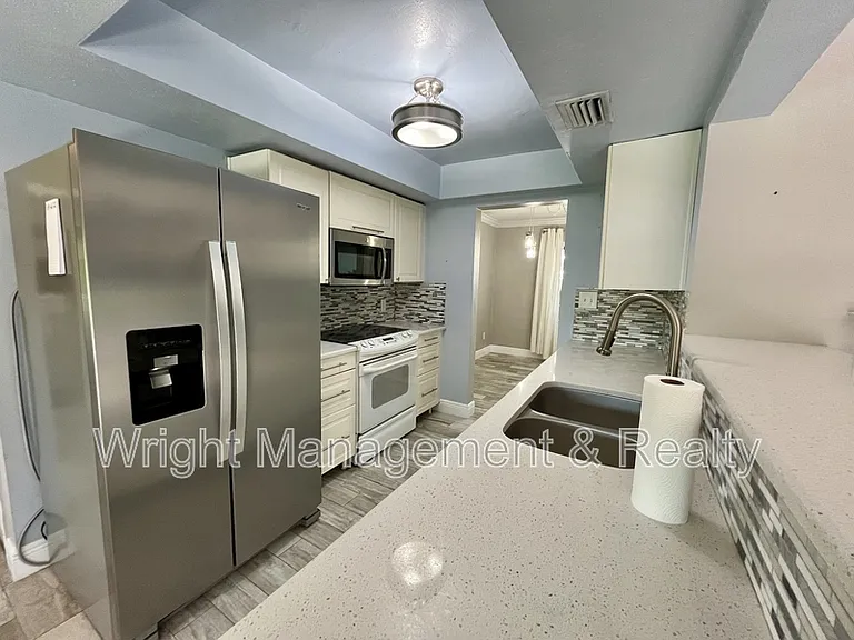 2323 Surrey Ln — Photo 6