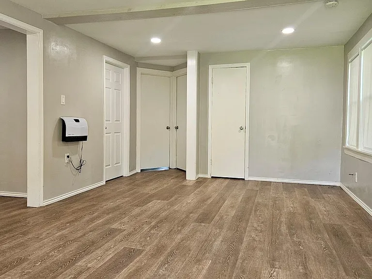 2311 Avenue C — Photo 2