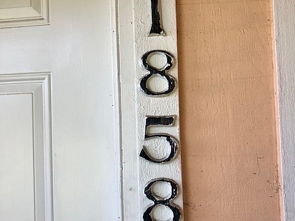 3rd image of 1858 Windsor Dr