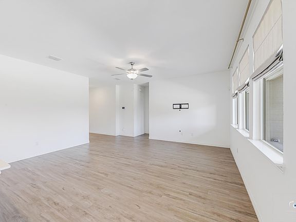 3rd image of 5028 Waterway Dr