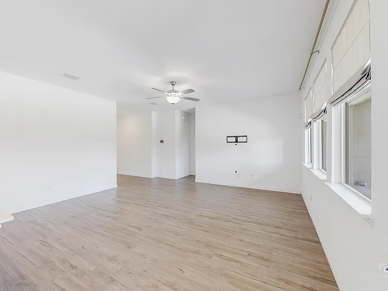 5028 Waterway Dr — Photo 2