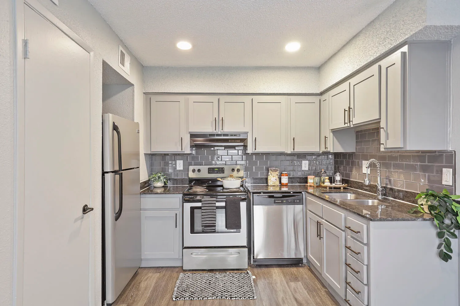 Verde Apartments — Photo 2