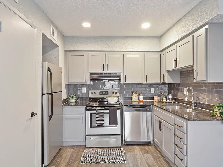 Verde Apartments — Photo 2