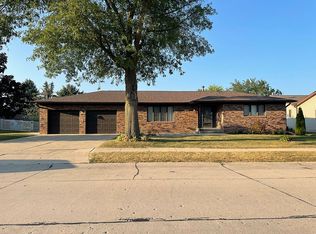 1138 Brookview Dr, De Witt, IA 52742