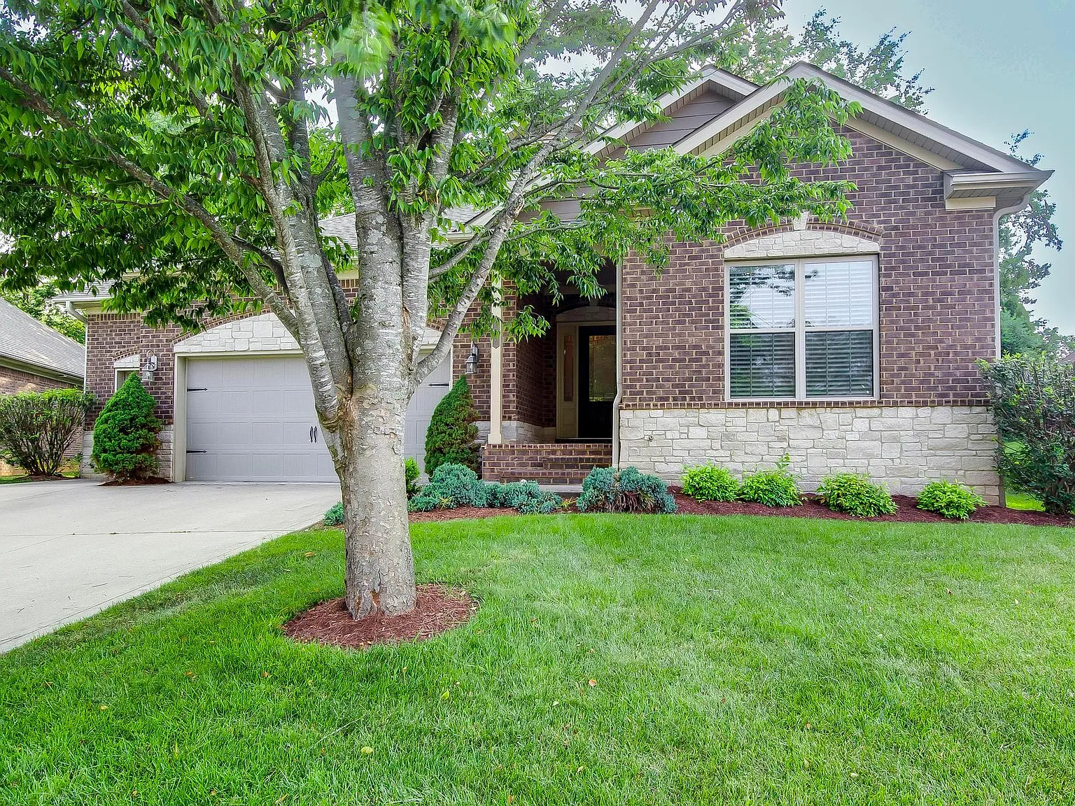 4 bed, 2400 sqft, $2,600 — Photo 2