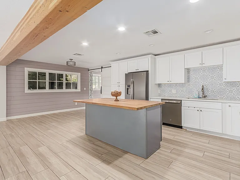 529 E Benjamin Dr — Photo 2
