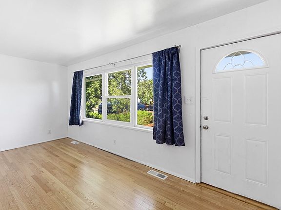 4th image of 3075 Indiana Ave