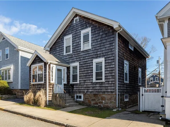 47 Dixon St, Newport, RI 02840