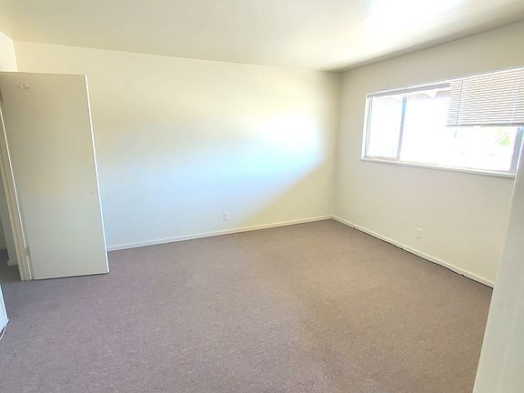 4th image of 962 Lupin Dr APT 5