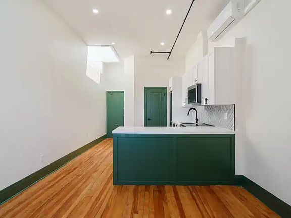 5th image of 72 James St N #1B