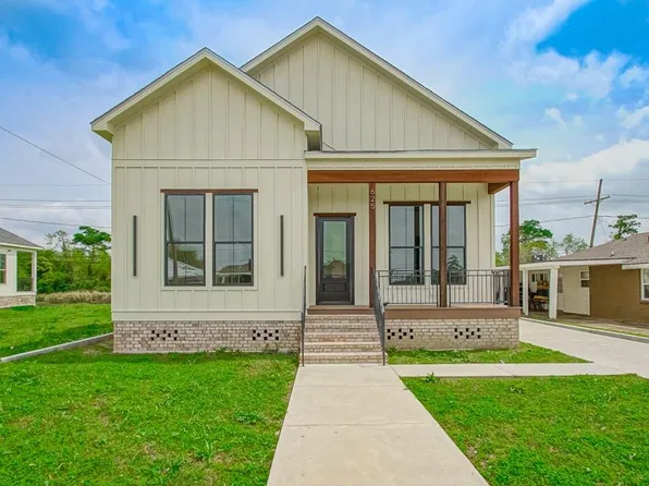 625 Cougar Dr, Arabi, LA 70032