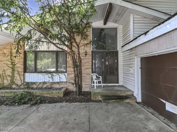 5392 Meadow Wood Blvd, Lyndhurst, OH 44124