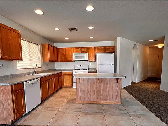 4th image of 608 Patagonia Hills Ave