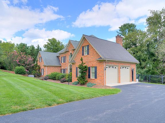 3rd image of 206 Mateer Cir
