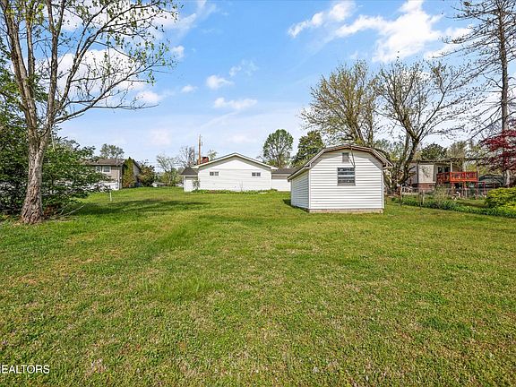 3rd image of 107 Beverly Cir