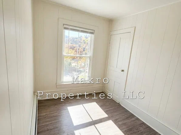 37 Main St Floor 2, Glen Rock, PA 17327