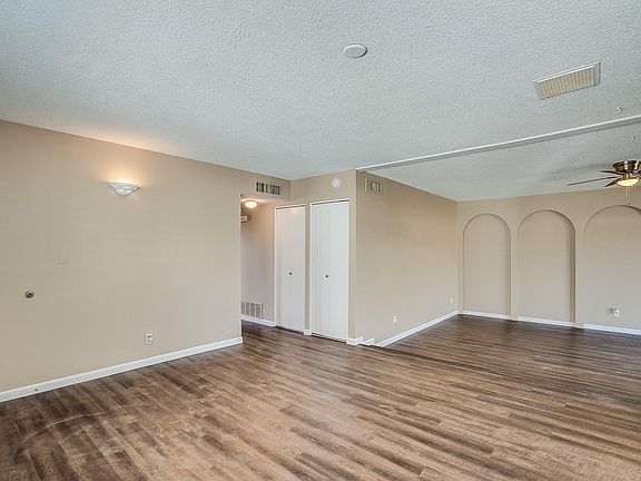 4th image of 2402 W Paradise Dr