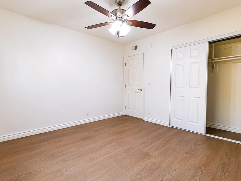 15516 Nordhoff St #204 — Photo 13