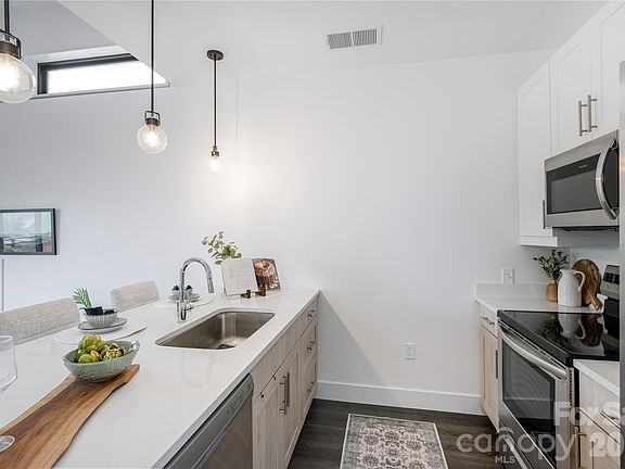 4th image of 68 Craven St #206