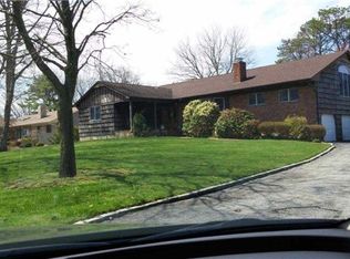 63 Old Brook Rd, Dix Hills, NY 11746