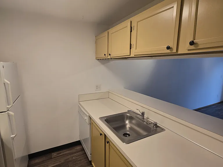 Isherwood Apartments — Photo 5