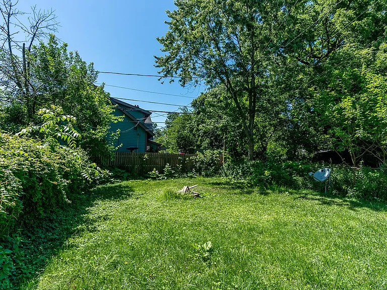 2435 Summit St — Photo 51