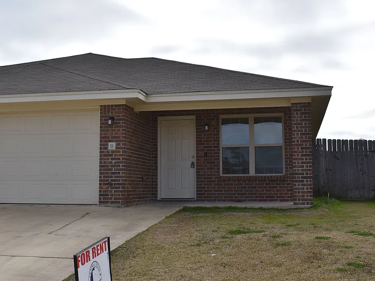 205 Coby Dr — Photo 1
