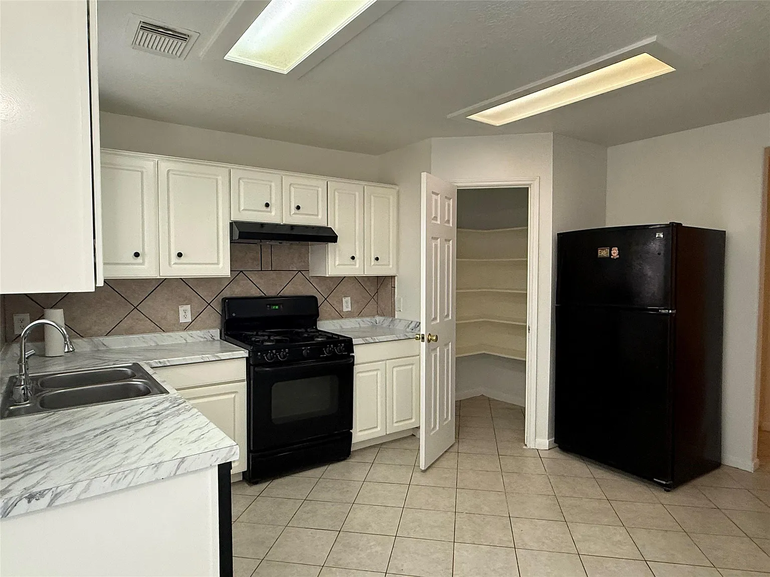 3 bed, 2.0 bath, 1505 sqft, $1,800 — Photo 3