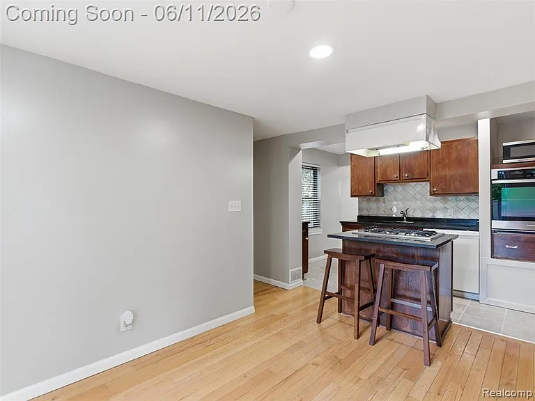 404 La Plaza Ct — Photo 9