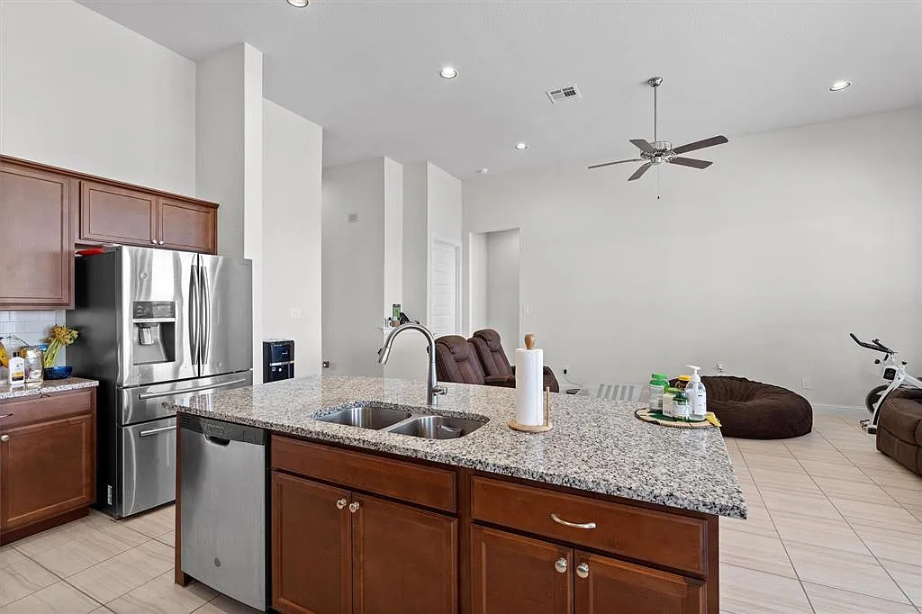 3 bed, 2.0 bath, 1984 sqft, $2,400 — Photo 4