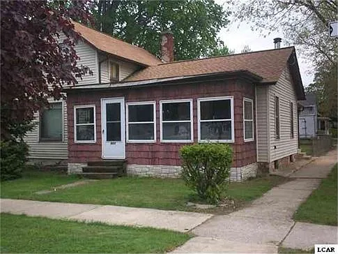 902 N Locust St photo 1